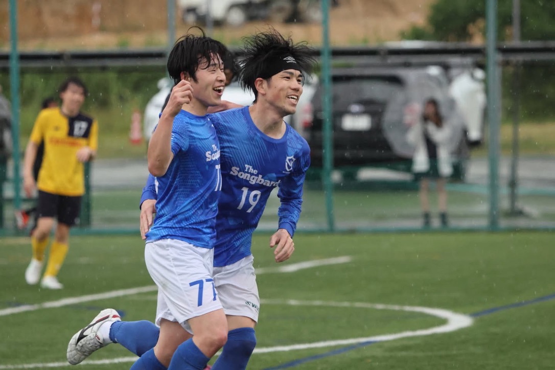 青いユニフォームで笑顔を見せるFCカスティーニオの選手たち